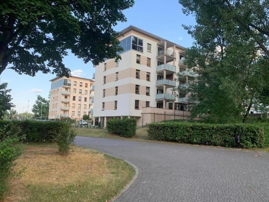 شقة Nr 6 Europa22 Apartament Delux Z Wanna Centrum Miasta Tomaszow Maz Osiedle Browarna Przy Parku Z Widokiem Na Staw Jest Winda Tomaszów Mazowiecki المظهر الخارجي الصورة